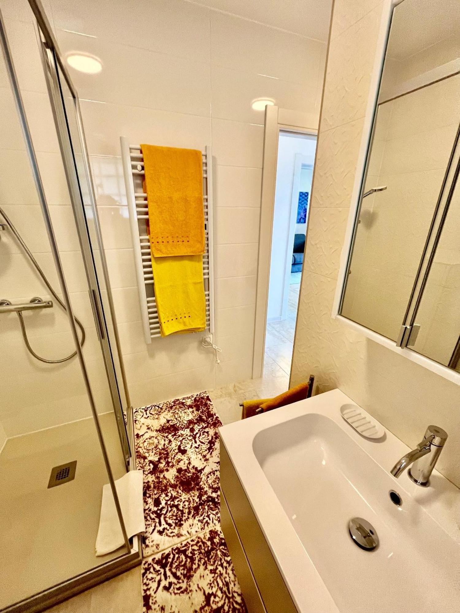 Apartments By The Sea Medveja, Opatija - 7720 Lovran Habitación foto